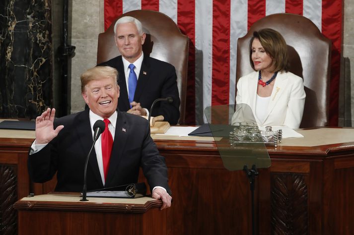 Stefnuræða Trump var 82 mínútna löng. Mike Pence varaforseti og Nancy Pelosi, forseti fulltrúadeildarinnar, fylgdust grannt með.