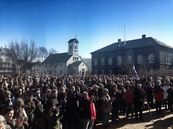 Að sögn lögreglu hafa mótmælin farið friðsamlega fram.