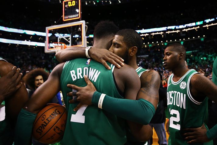 Jaylen Brown og Kyrie Irving féllust í faðma eftir sigurinn á Golden State.