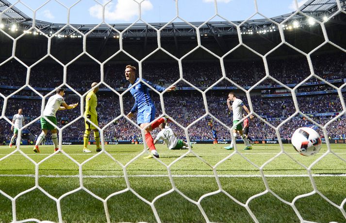 Antoine Griezmann fagnar seinna marki sínu.