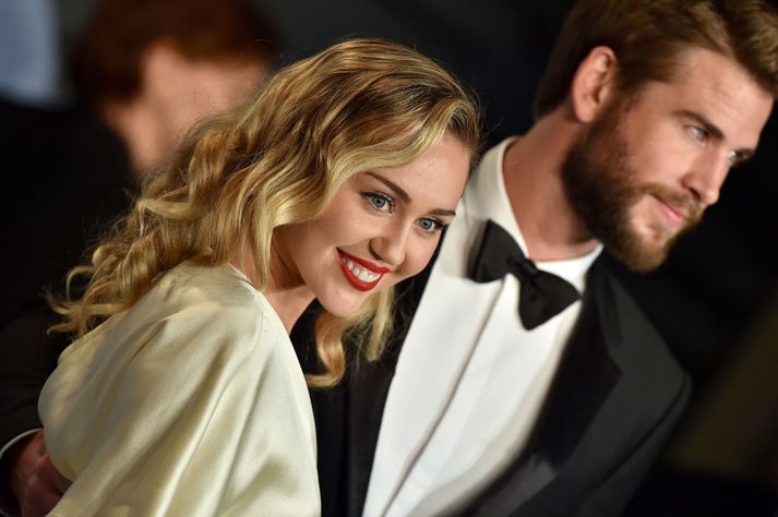 Miley Cyrus og unnusti hennar, Liam Hemsworth, í Óskarssamkvæmi þann 4. mars síðastliðinn. Vanity Fair, tímaritið sem birti hina umdeildu ljósmynd, stóð að samkvæminu.