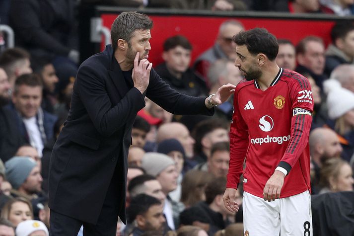 Michael Carrick, knattspyrnustjóri Manchester United, ræðir hér taktík við fyrirliða sinn, Bruno Fernandes.
