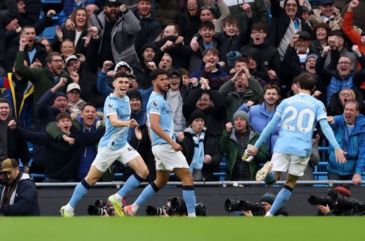 Phil Foden fagnar opnunarmarki leiksins í dag.