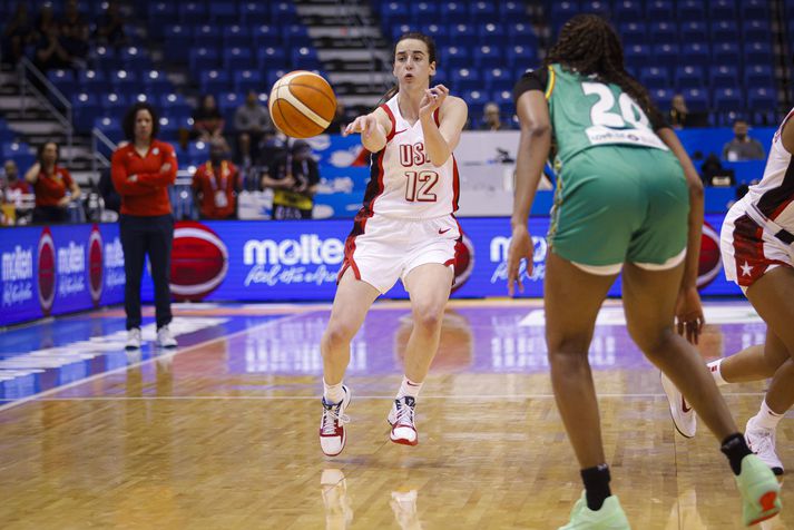 Caitlin Clark sést hér gefa eina af tólf stoðsendingum sínum í leiknum.