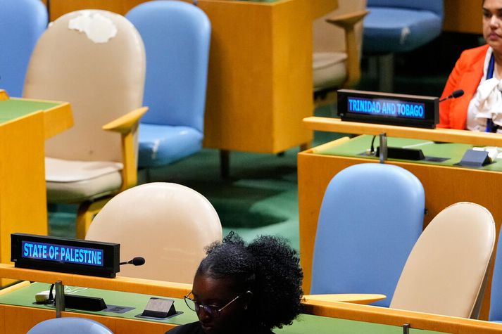 Fjöldi yfirgaf salinn og mátti meðal annars sjá sæti fulltrúa Palestínu standa auð.