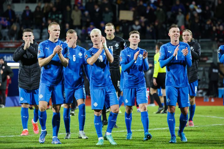 Hjörtur Hermannsson, Albert Guðmundsson, Alfons Sampsted, Andri Fannar Baldursson og fleiri þakka áhorfendum fyrir stuðninginn sem var góður á Laugardalsvelli í kvöld.