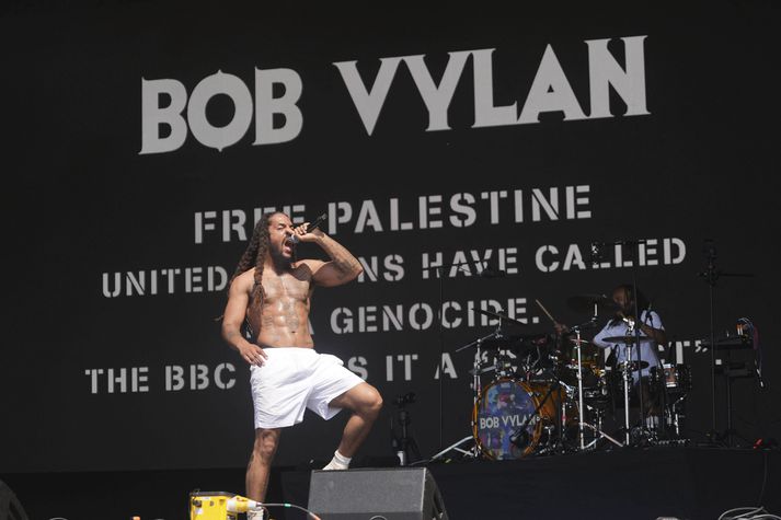 Bob Vylan á sviði í gær.