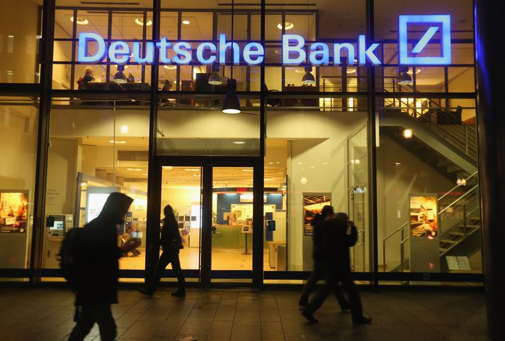 Í nótt fór gengi hlutabréfa í Deutsche Bank undir tíu evrur í fyrsta sinn.