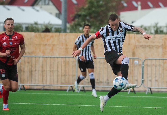 Aron Sigurðarson kom KR yfir af vítapunktinum eftir að hafa skotið tvívegis í stöngina.