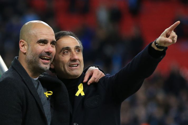 Guardiola og aðstoðarmaður hans Manuel Estiarte með gulu slaufurnar á hliðarlínunni í leik City og Arsenal í úrslitaleik enska deildarbikarsins á dögunum