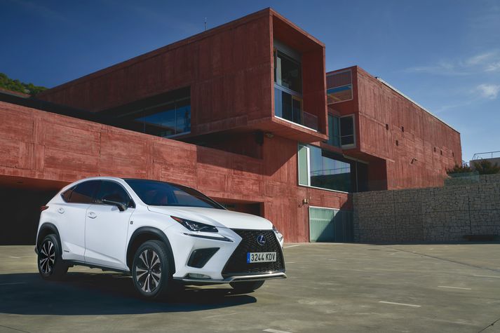 Lexus NX 300h skartar djörfum og flottum línum.