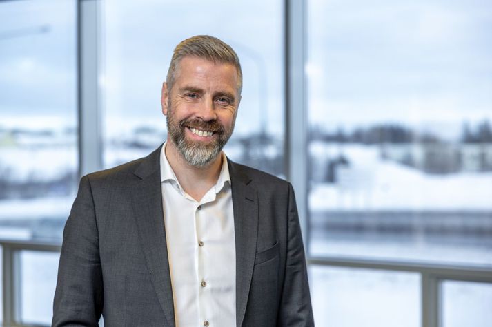 Sveinbjörn Indriðason, forstjóri Isavia, viðurkennir að vissulega sé það skrýtin upplifun að sitja á fundi með sínu fólki og segja: „Ég heiti Sveinbjörn og ein af mínum glímum er forðunarhegðun.“ Sveinbjörn er hins vegar sannfærður um að til að ná meiri árangri, felist fyrsta skrefið í því að skoða hvað við þurfum að breyta hjá okkur sjálfum.