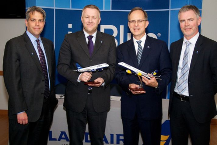 Á myndinni eru Birkir Hólm Guðnason, framkvæmdastjóri Icelandair og Dave Barger forstjóri JetBlue, í miðið, og með þeim Scott M. Laurence, framkvæmdastjóri leiðakerfisstjórnunar hjá JetBlue og Helgi Már Björgvinsson, framkvæmdastjóri sölu- og markaðssviðs Icelandair.