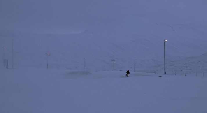 Þessi starfsmaður Hlíðarfjalls tók forskot á sæluna og skíðaði af vaktinni niður í skíðahótelið í verðskuldað hádegishlé.