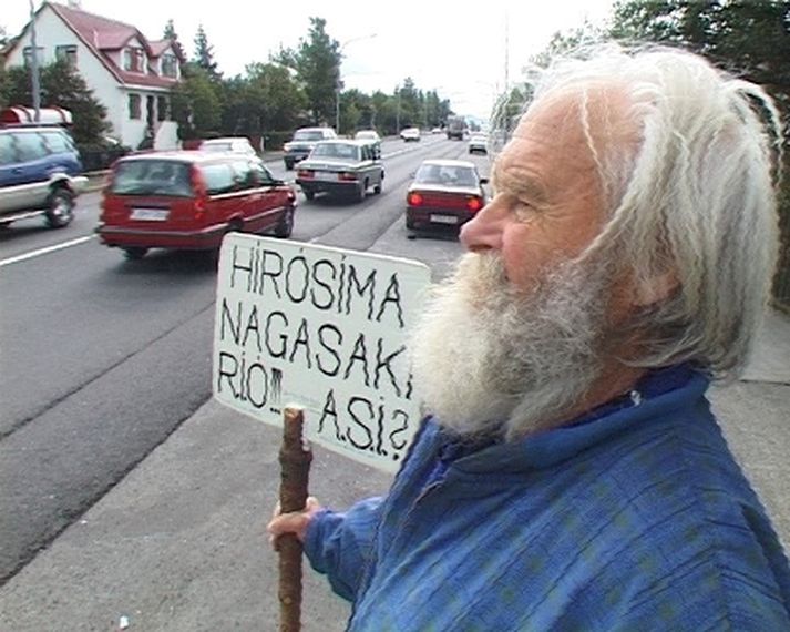 Helgi Hóseasson stillti sér yfirleitt upp á gatnamótum Langholtsvegar og Holtavegar. Myndin er úr heimildarmyndinni Mótmælandi Íslands, sem var sýnt á RÚV.