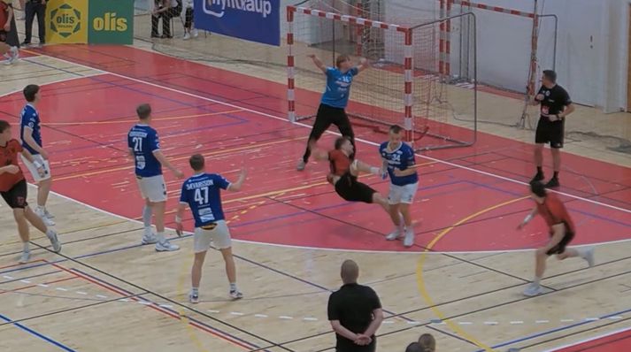 Ívar Logi Styrmisson þótti sleppa afar vel með að fá ekki rautt spjald gegn Aftureldingu.