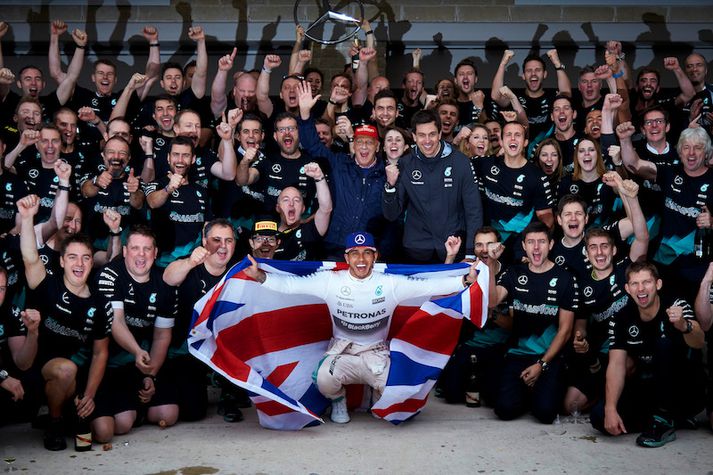 Lewis Hamilton fagnar með Mercedes liðinu.