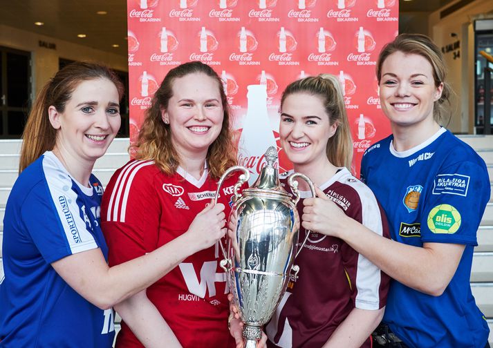 Fyrirliðar liðanna fjögurra sem spila í undanúrslitum Coca Cola bikars kvenna í handbolta í Laugardalshöllinni í kvöld. Talið frá vinstri: Solveig Lára Kjærnested frá Stjörnunni, María Karlsdóttir frá Haukum, Margrét Katrín Jónsdóttir frá Selfossi og Steinunn Björnsdóttir frá Fram.