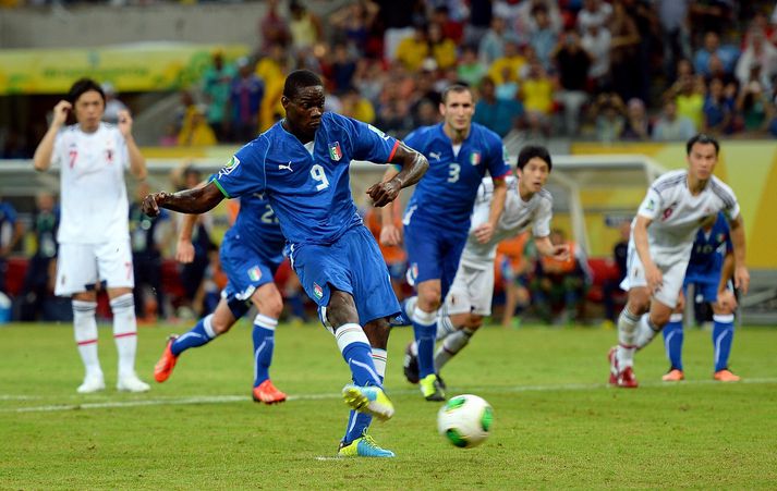 Balotelli skorar úr víti í leiknum.