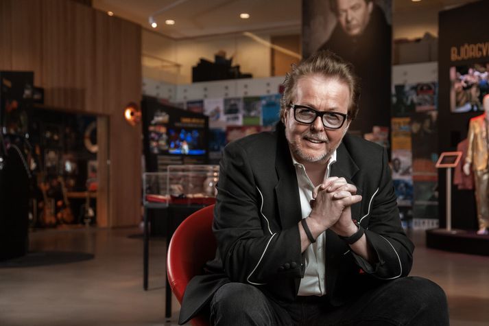 Stórt skarð er höggvið í íslenskan tónlistarheim nú þegar röddin sjálf hefur kvatt þann vettvang.