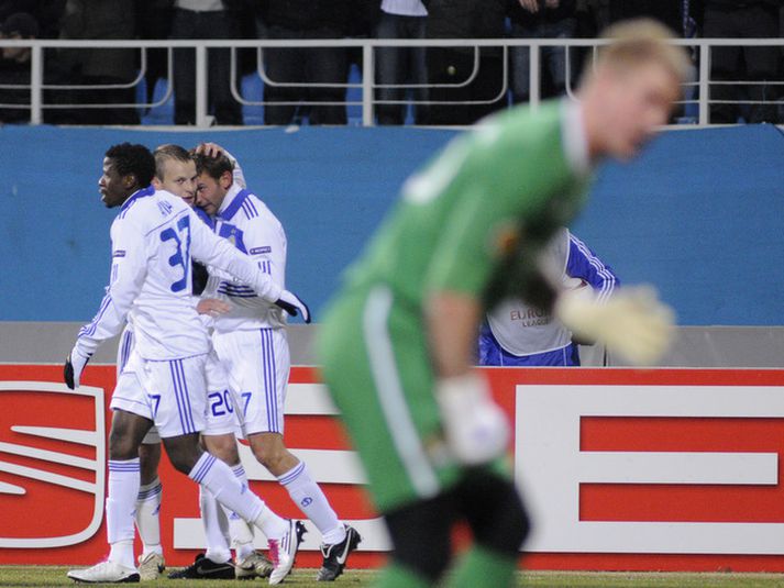 Andrei Shevchenko fagnar marki sínu með félögunum í Dynamo Kiev.