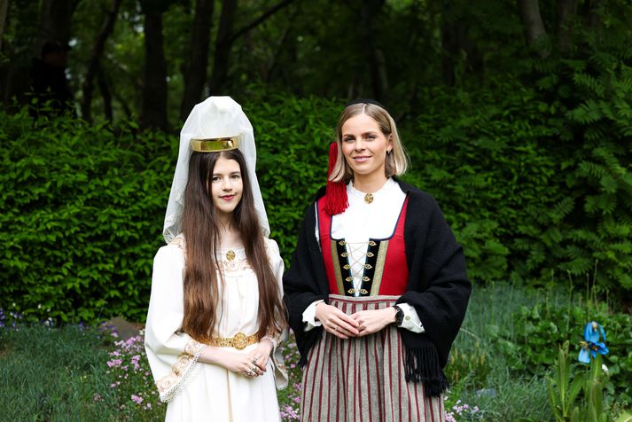 Fjallkonan Anna María Antonsdóttir, nýstúdent frá Menntaskólanum á Akureyri, ásamt bæjarstjóranum Berglindi Ósk Guðmundsdóttur.