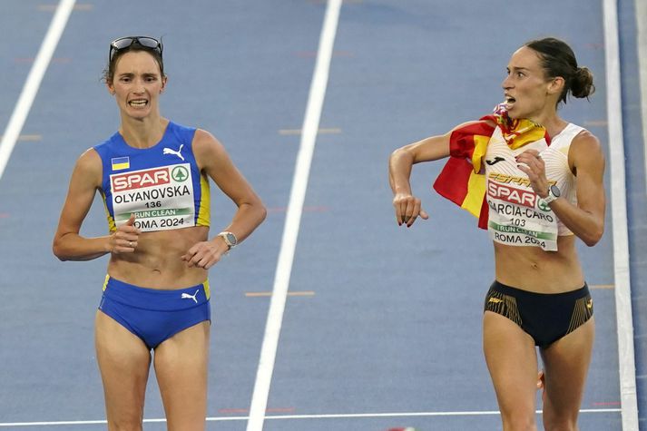 Laura García-Caro horfir með skelfingarsvip á Lyudmylu Olyanovska.