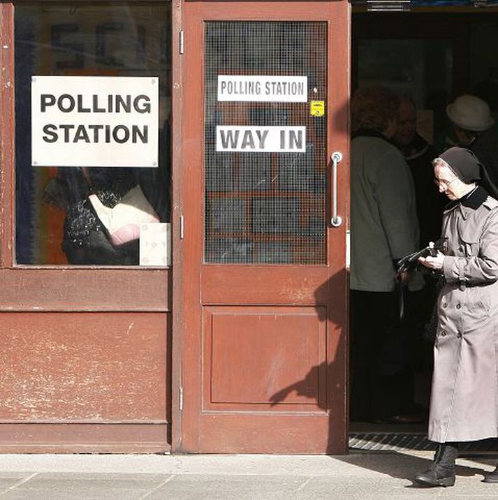 á kjörstað Kaþólsk nunna mætti á kjörstað til að greiða atkvæði.