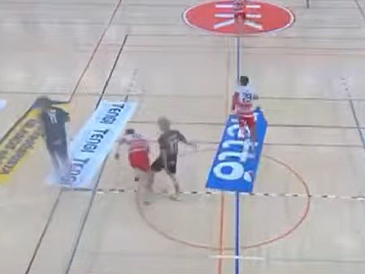 Andri Erlingsson sést hér bregða fæti fyrir Ágúst Guðmundsson í leiknum í Kórnum á föstudagskvöld.