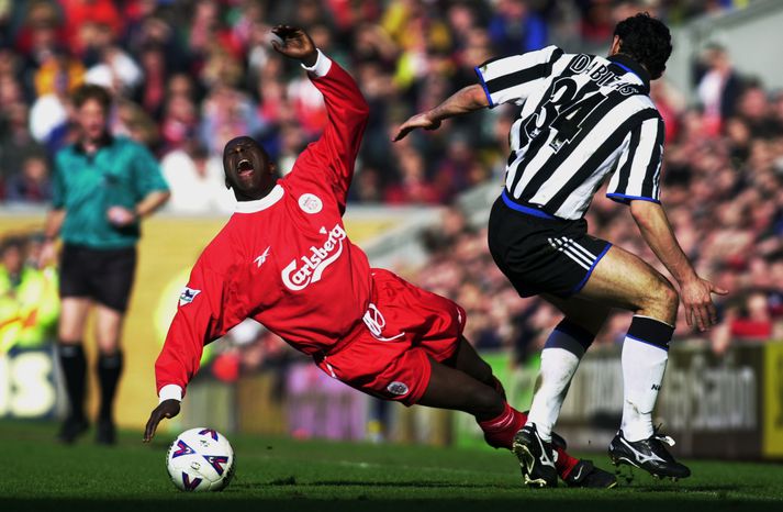 Emile Heskey í eldlínunni með Liverpool í leik gegn Newcastle.