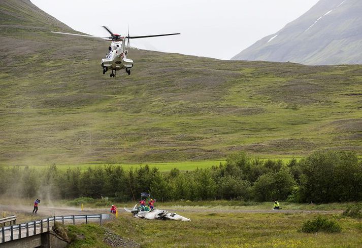 TF-LÍF, þyrla Landhelgisgæslunnar, flutti flak vélarinnar í gærkvöld niður að Bug í Hörgárdal og þaðan með vörubíl til Reykjavíkur. Á annan tug manna tók þátt í aðgerðum á vettvangi sem tóku um tvær klukkustundir. Rannsóknarnefnd samgönguslysa mun að því loknu taka til við að rannsaka vélina og leita að orsök slyssins. 