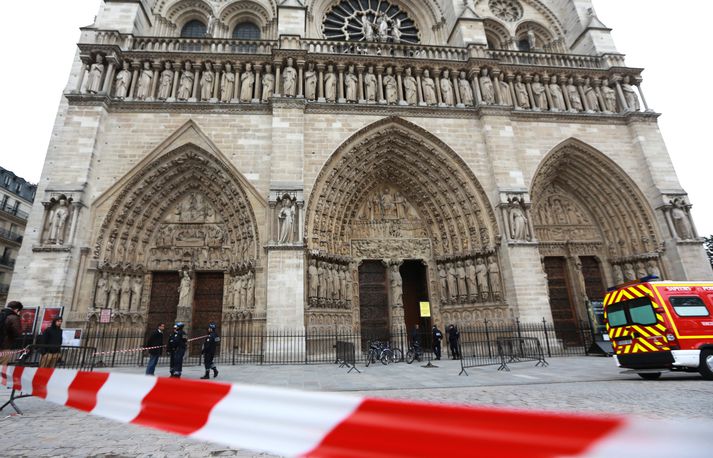 Mikill viðbúnaður lögreglu var við Notre Dame-kirkjuna í gær.