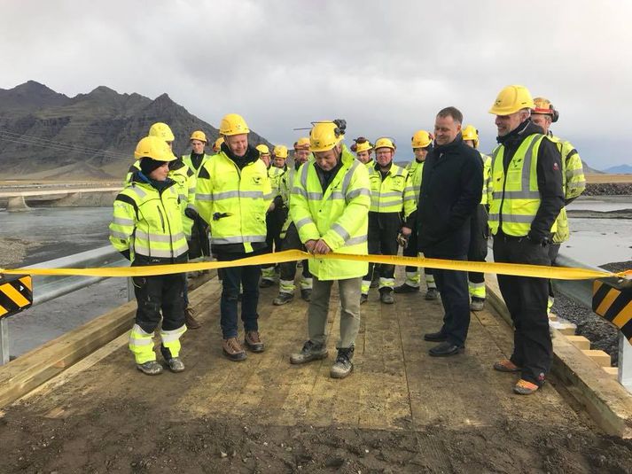 Bráðabirgðabrú yfir Steinavötn var opnuð með borðaklippingu þann 4. október árið 2017 eftir að flóð hafði eyðilagt gömlu brúna, sem sést í vinstra megin.