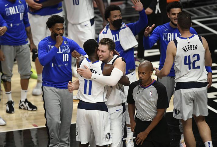 Luka Doncic fagnar eftir sigurinn á Los Angeles Clippers.