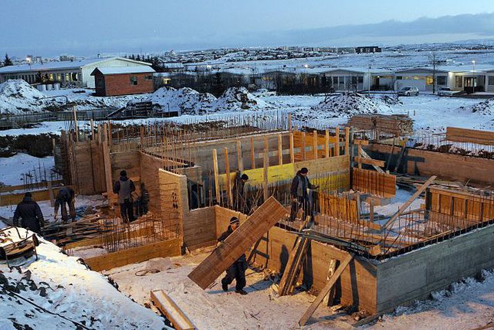 Lóðaúthlutanir vöktu deilur sem enn standa.