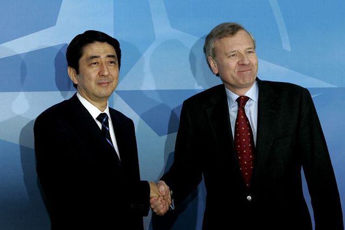 Abe og Scheffer „Söguleg heimsókn“ að mati framkvæmdastjóra NATO.