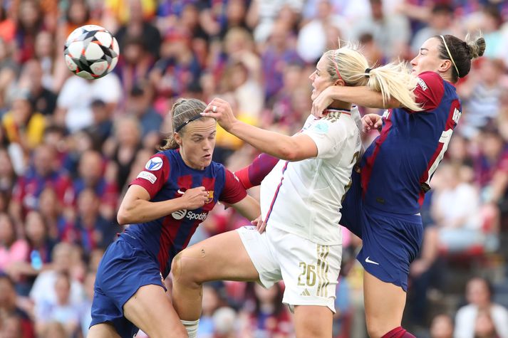 Irene Paredes og Lucy Bronze með Lindsey Horan samlokaða á milli sín í úrslitaleiknum.