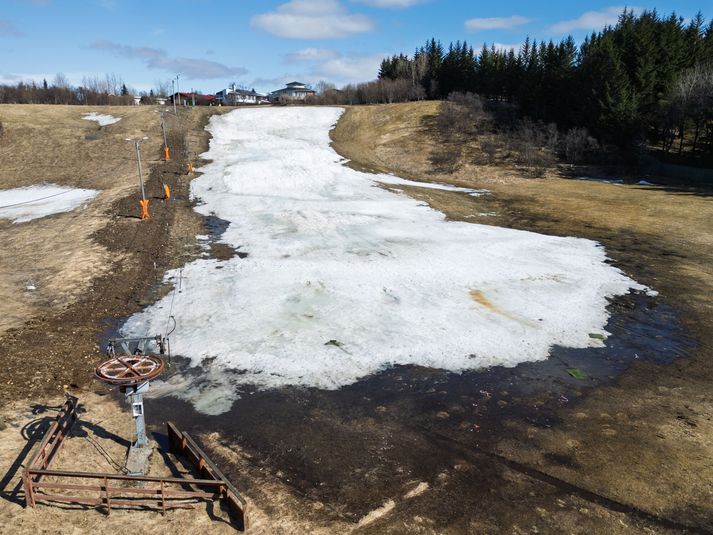 Á Ártúnsbrekku má sjá það sem eftir er af snjónum í skíðabrekkunni. 