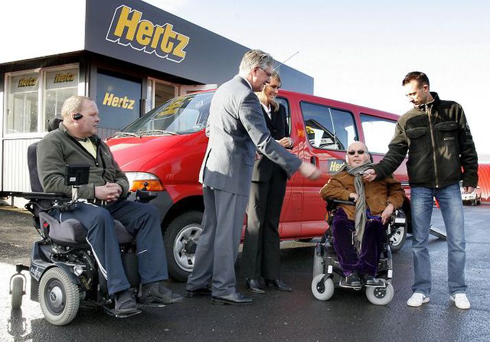 Samgönguráðherra afhendir lyklana að fyrsta bílaleigubíl Hertz sem getur tekið við hjólastól.
