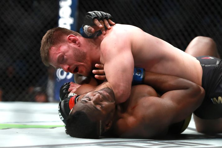 Miocic stjórnaði Ngannou vel í gólfinu.