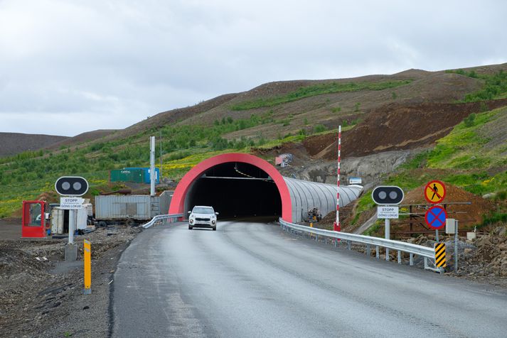 Túristar fara um Vaðlaheiðargöng.