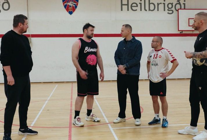 Tómas Steindórsson og Andri Már Eggertsson spreyttu sig í hraðaupphlaupskeppni í handbolta. Silfurdrengirnir Hreiðar Levý Guðmundsson og Björgvin Páll Gústavsson hjálpuðu til.