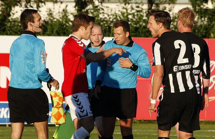 Finnur Ólafsson, ÍBV, ræðir við Þórodd Hjaltalín en KR-ingurinn Grétar Sigfinnur Sigurðarson virðist eiga í snörpum samskiptum við Birki Sigurðsson aðstoðardómara.