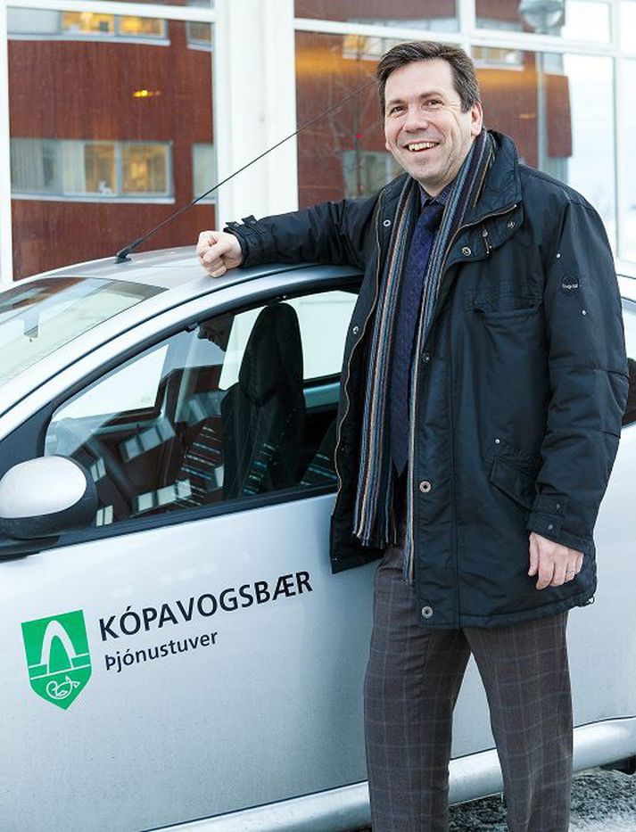 Ármann kr. Ólafsson er bæjarstjóri í Kópavogi þar bæjarstjórnin samþykkti einróma að hækka ekki gjöld í skólum.
