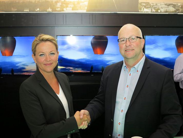 Reynir Jónsson, framkvæmdastjóri Strætó, og Liv Bergþórsdóttir, forstjóri Nova, handsala samninginn.