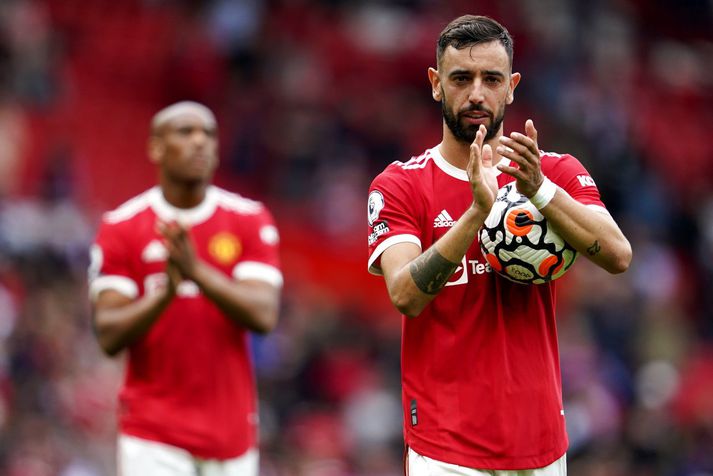 Bruno Fernandes kom með þrennuboltann í hendurnar eftir 5-1 sigur Manchester United á Leeds United á Old Trafford um helgina.