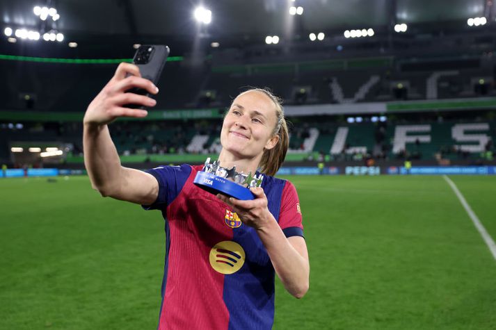 Caroline Graham Hansen hefur raðað inn mörkum og stoðsendingum fyrir Barcelona í vetur og getur orðið Evrópumeistari þriðja árið í röð með liðinu á laugardaginn. Hún mætir svo Íslandi í næstu viku.