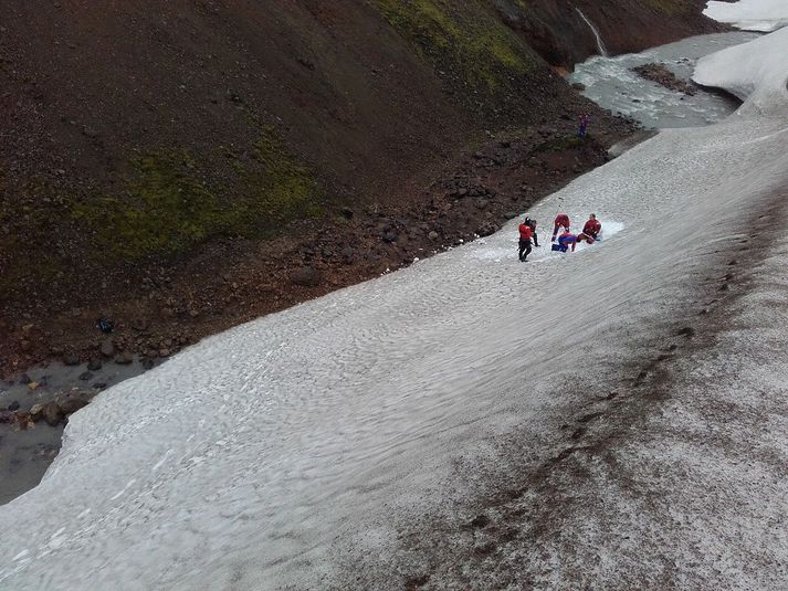 Unnið er að því nú að grafa manninn upp.