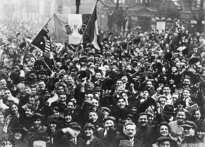 Parísarbúar fagna lokum fyrri heimsstyrjaldarinnar 11. nóvember 1918 en styrjöldin stóð í rúm fjögur ár.