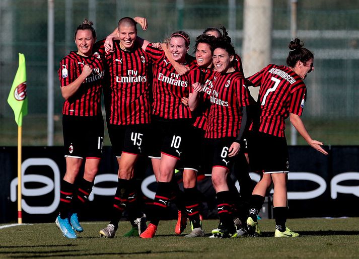 Berglind Björg Þorvaldsdóttir fagnar sigurmarki sínu á mánudaginn með nýju samherjum sinum hjá AC Milan.